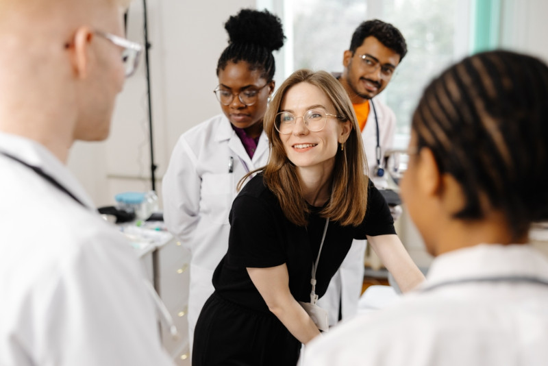 a nursing student benefiting from instruction of a Nurse Educator